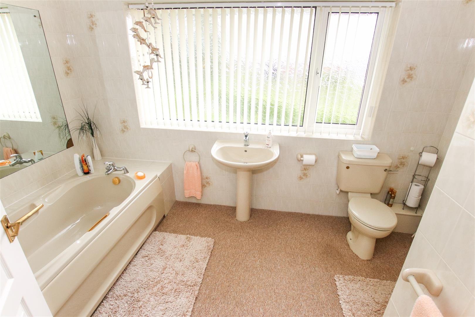 FIRST FLOOR FAMILY BATHROOM